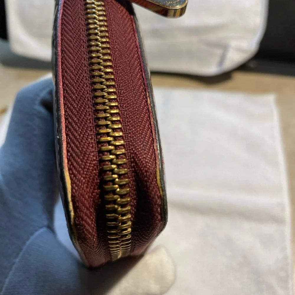 Louis Vuitton authentic vin Burgundy Monogram Vernis Zippy